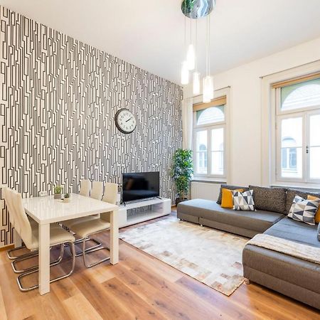 Spacious & Cozy Central Apartment W/ Terrace Budapest Exteriör bild