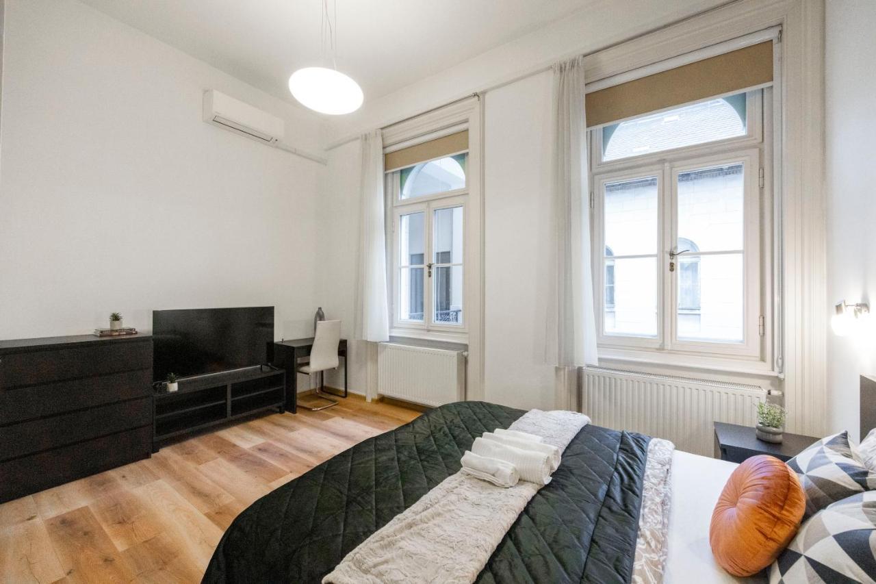 Spacious & Cozy Central Apartment W/ Terrace Budapest Exteriör bild